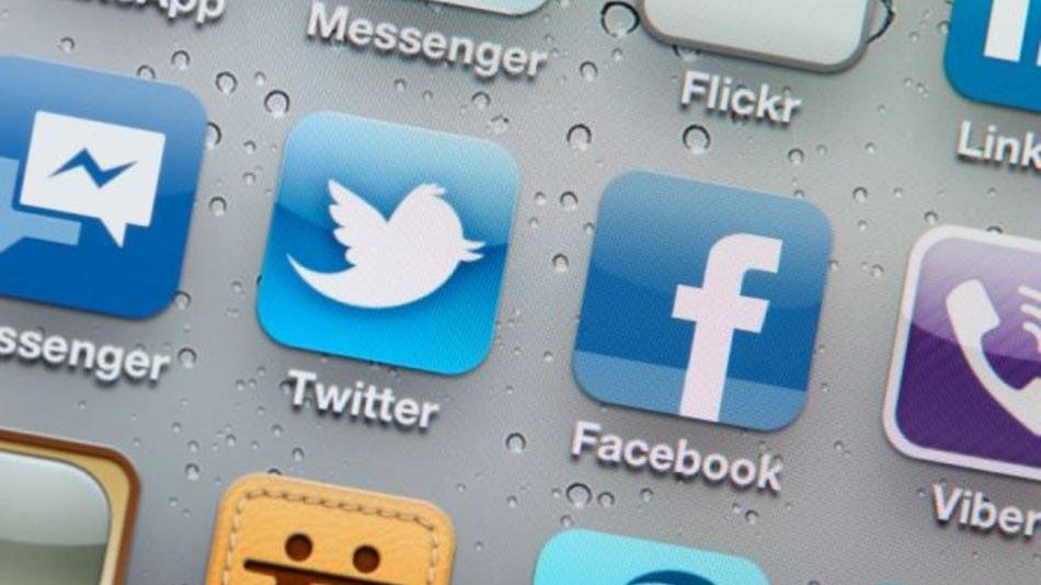 Computer keys with twitter and facebook icons on them